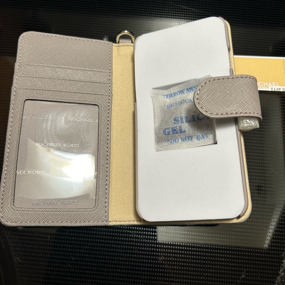 Michael Kors iPhone 7 or 8 Electronic Leather Folio & Wrist Strap phone case. - Picture 4 of 8